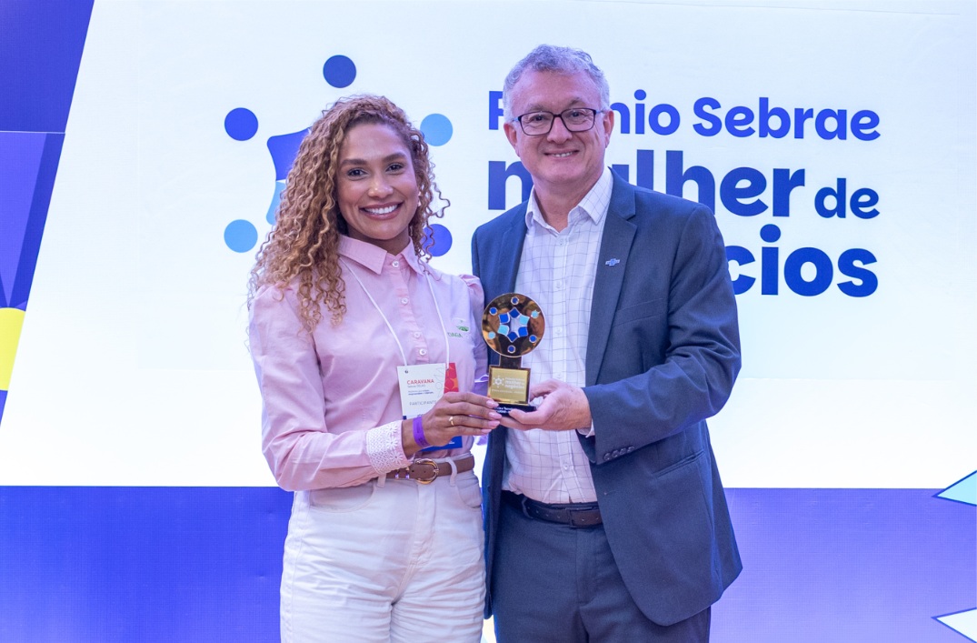 Josiane Daga recebe o troféu de 1º lugar estadual do Prêmio Sebrae Mulher de Negócios 2026 na categoria Ciência e Tecnologia.